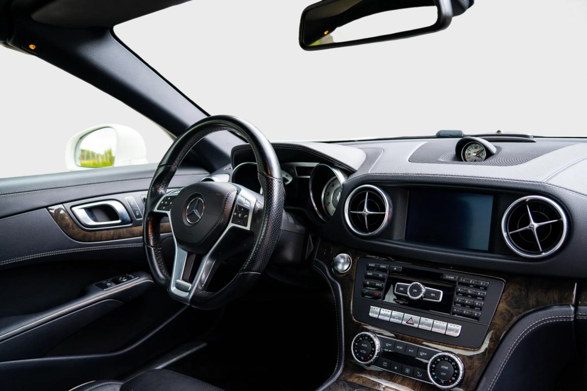 SL-15237606-Mercedes-Benz-8